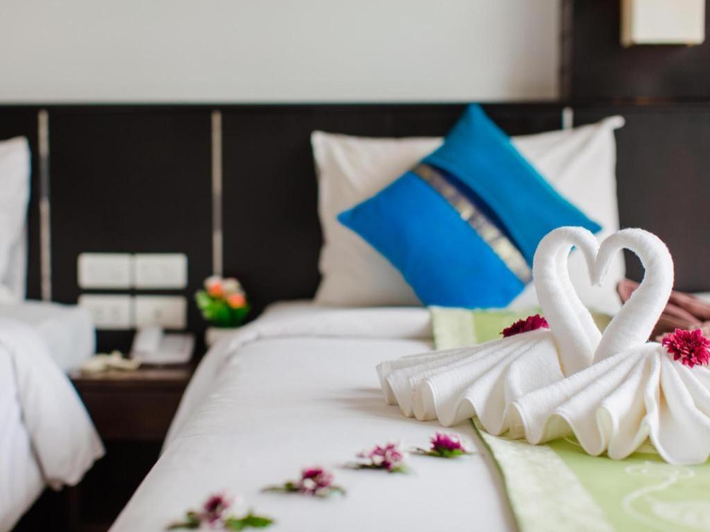 Azure Bangla Phuket Hotel Patong Bagian luar foto