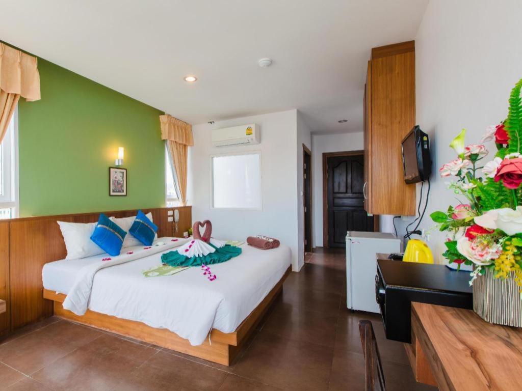 Azure Bangla Phuket Hotel Patong Bagian luar foto