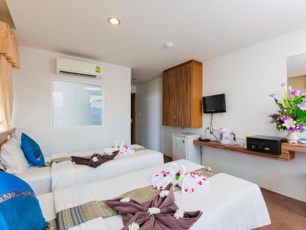 Azure Bangla Phuket Hotel Patong Bagian luar foto