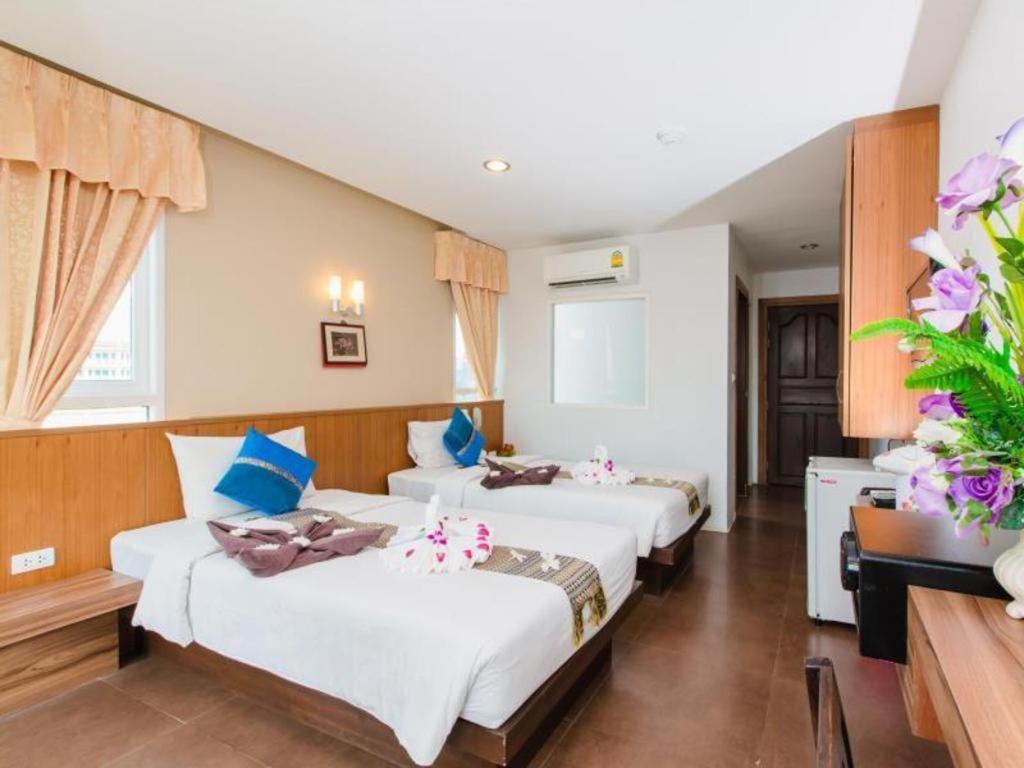 Azure Bangla Phuket Hotel Patong Bagian luar foto