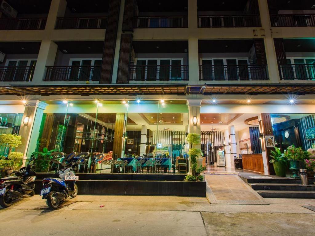 Azure Bangla Phuket Hotel Patong Bagian luar foto