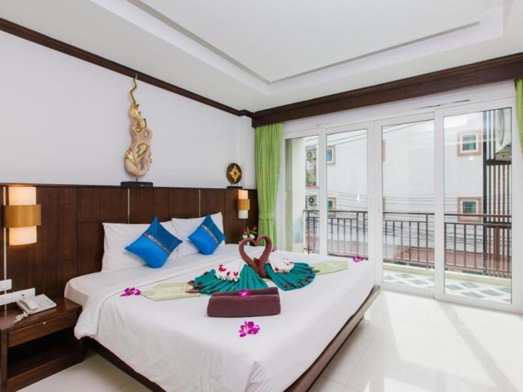 Azure Bangla Phuket Hotel Patong Bagian luar foto