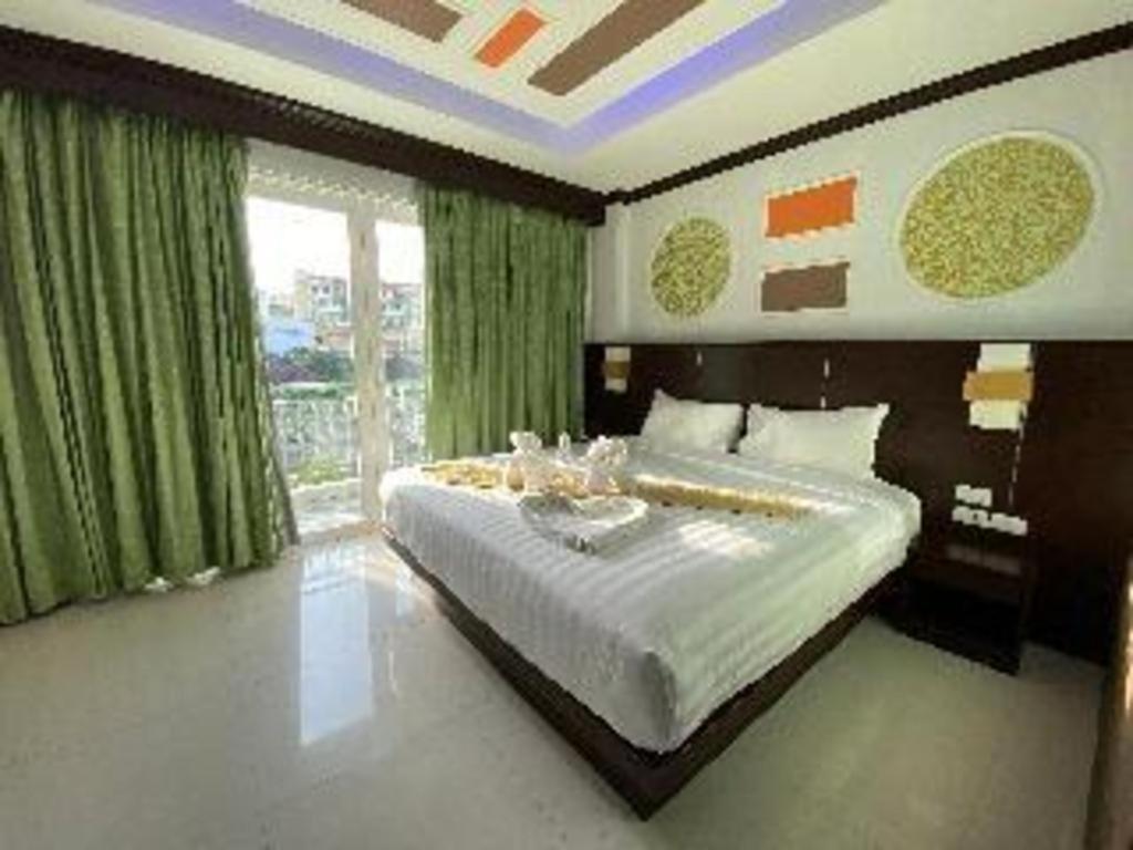 Azure Bangla Phuket Hotel Patong Bagian luar foto