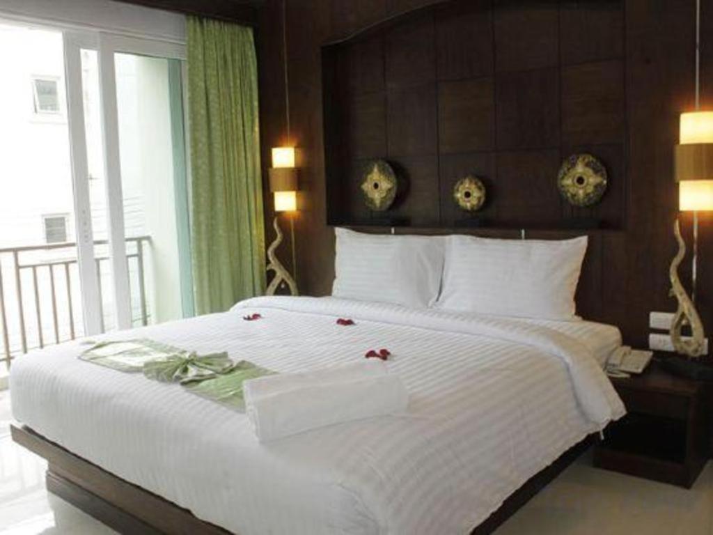 Azure Bangla Phuket Hotel Patong Bagian luar foto