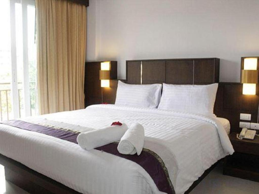 Azure Bangla Phuket Hotel Patong Bagian luar foto
