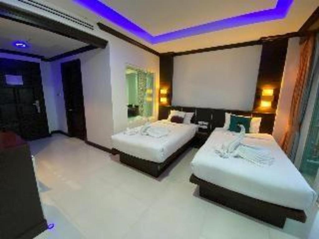 Azure Bangla Phuket Hotel Patong Bagian luar foto