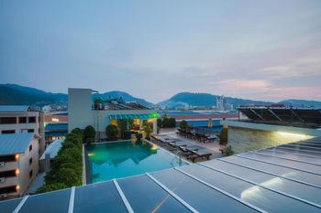 Azure Bangla Phuket Hotel Patong Bagian luar foto