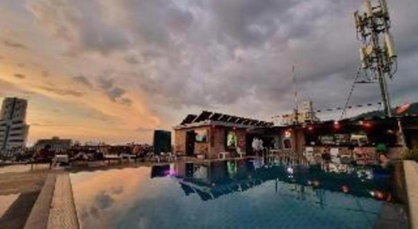 Azure Bangla Phuket Hotel Patong Bagian luar foto